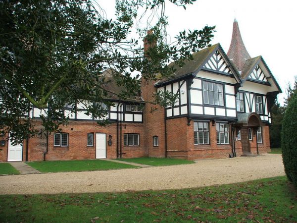 WINGRAVE - Situated�near the�Buckinghamshire village of Wingrave, set in magnificent manicured grounds,�this incredible�two bedroom apartment offers very spacious�accommodation comprising large entrance�hall with ornate central fireplace and original wood panelling, 32'7 x 25'5 lounge/dining room with superb period fireplace and ornate cornicing,�contemporary kitchen, two good size double�bedrooms, ensuite shower room�plus main�bathroom.�Intruder alarm. Allocated parking.�Video entry phone system.�<strong>AVAILABLE IMMEDIATELY ON AN UNFURNISHED BASIS.</strong> - Photo 1